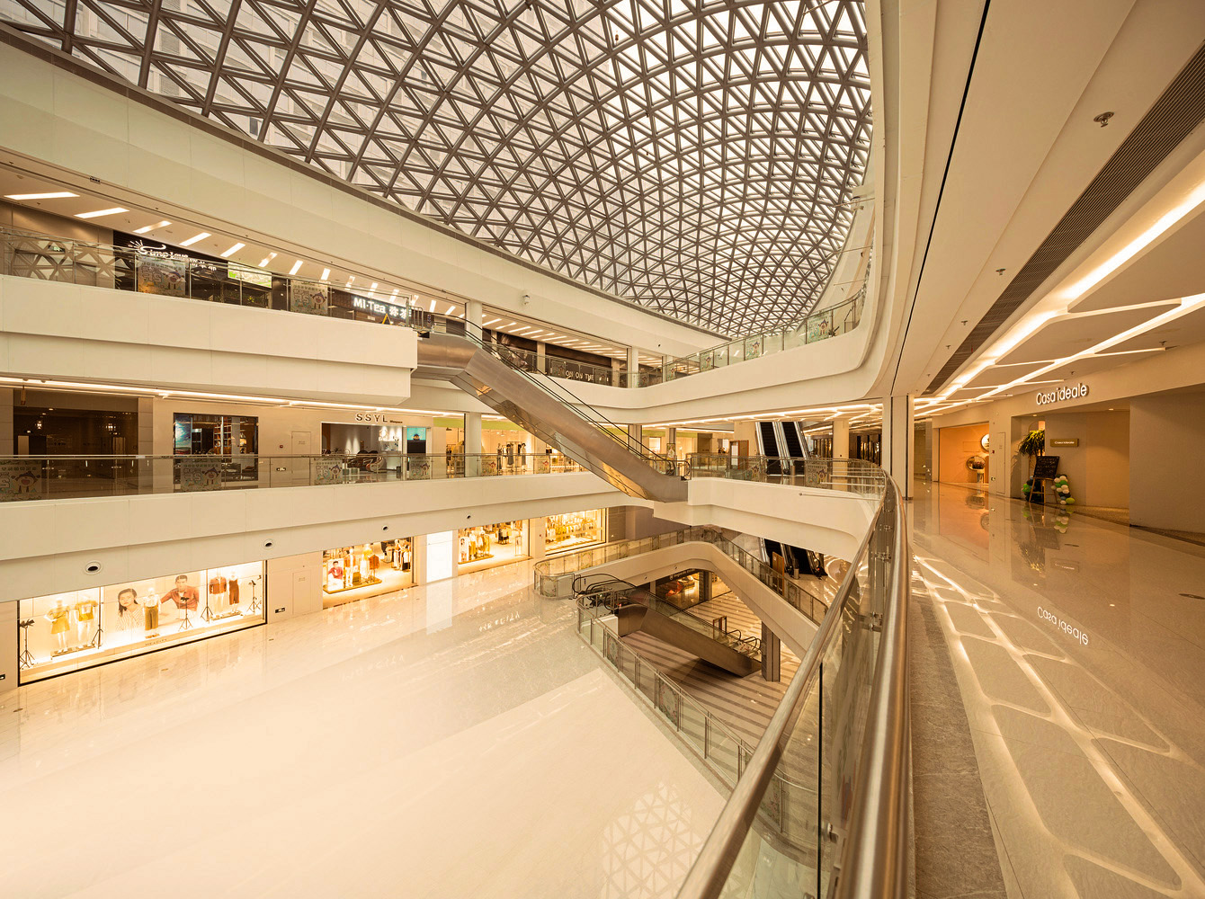 Với 2 tòa tháp cao 20 tầng Regal Complex hiện diện như một biểu tượng kiến trúc tương lai bên dòng sông Cổ Cò Nam Đà Nẵng.