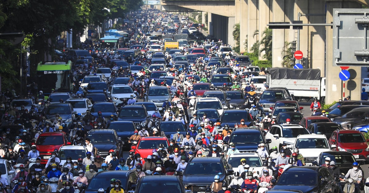 Một ngày bình thường ở Hà Nội diễn ra với khói bụi, kẹt xe và những tiếng ồn đô thị.