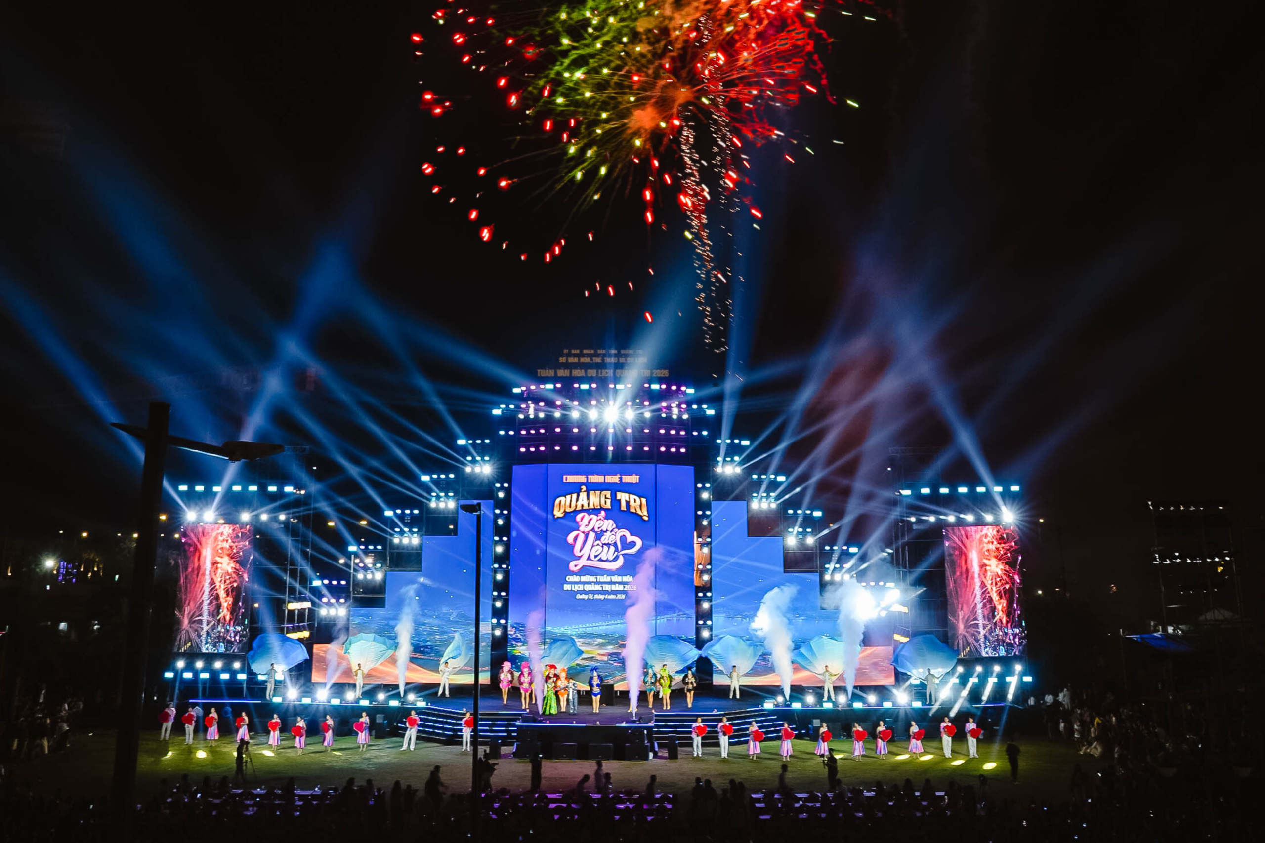 Hàng chục nghìn người đổ về khu đô thị Regal Legend đêm khai mạc Tuần Văn hóa Du lịch Quảng Trị